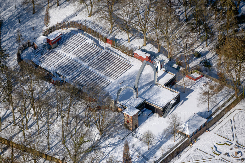 4043533 | MARBURG 13.02.2021 Winterlich schneebedeckte Konstruktion des Bauwerkes der Freilicht- Bühne " Schlossparkbühne Marburg " in Marburg im Bundesland Hessen, Deutschland.Winteraufnahme
