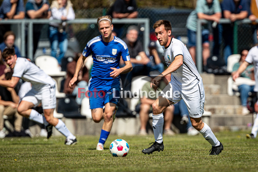 SG Hungerbach vs SV Eurasburg-Beuerberg | Meisterrunde Kreisklasse Gruppe C, SG Hungerbach vs SV Eurasburg-Beuerberg, 20240427,
Jonas LISTLE (SGH 10) in Aktion,
2024-04-27 in Oberhasuen (Sportplatz Oberhasuen)
10 Jonas LISTLE (SGH 10)
Copyright: WolfgangxLindner www.foto-lindner.de