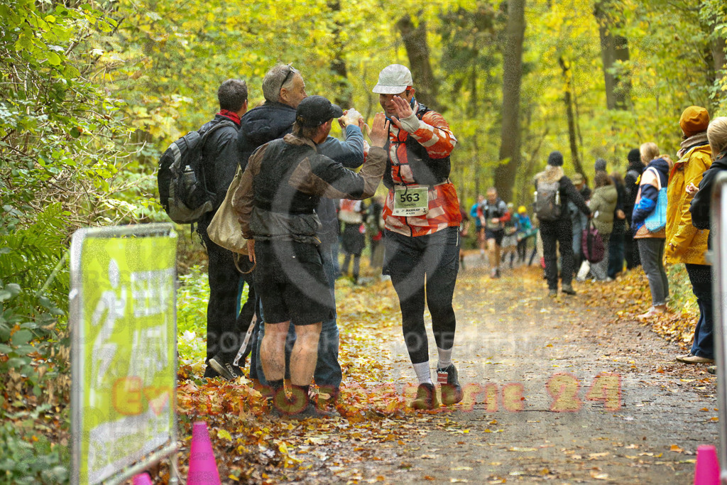 251026_1308_EX1_2615 | Sportfotografie im Rhein-Sieg Kreis, Köln, Bonn, NRW, Rheinland Pfalz, Hessen, etc. Unser Tätigkeitsfeld umfasst den Laufsport vom Volkslauf über den Marathon, Duathlon, Triathon bis zum Ultralauf wie Kölnpfad Ultra oder Schindertrail.