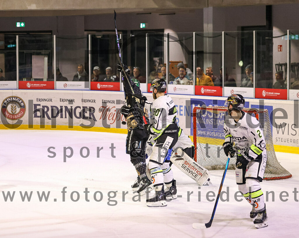 2024-03-01_094_TSV_Erding_gegen_ERSC_Amberg | Erding, Deutschland, 01.03.2024:
Eishockey, Bayernliga Playoffs 2023 / 2024, 5. Spieltag, TSV Erding gegen ERSC Amberg, Endergebnis: 9:0

Kevin Lavallee (ERSC Amberg, #20), Torwart Janik Engler (ERSC Amberg, #30), Mauriz Silbermann (ERSC Amberg, #2)

Foto: Christian Riedel / fotografie-riedel.net