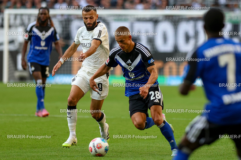 Borussia Mönchengladbach vs Hamburger SV - Bundesliga  | Mönchengladbach, Deutschland, 24.08.25:   Franck Honorat (Borussia Mönchengladbach) und h28 im Kampf um den Ball waehrend des Spiels der Bundesliga zwischen Borussia Mönchengladbach vs Hamburger SV im Stadion im Borussia Park(Foto von Brauer-Fotoagentur / Adrian Schlueter)