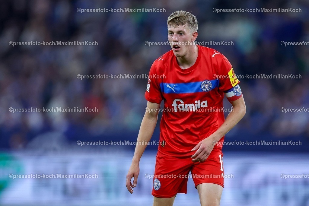 S0413092501187 | 13.09.2025, Fußball, FC Schalke 04 - Holstein Kiel, 5.Spieltag, 2. Fußball Bundesliga, Veltins-Arena Gelsenkirchen, Saison 2025 2026: Alexander Bernhardsson (Holstein Kiel #11) DFB regulations prohibit any use of photographs as image sequences and or quasi-video.