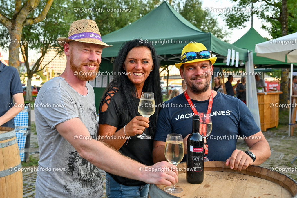 Linzer Kronefest 2023_ 19.08.2023-116 | 19.08.2023, Linzer Kronefest 2023, AUT, im Bild Linzer Kronefest 2023, Weindorf, Weinstrasse

Marco Duernberger (42, Salzburg), Irmgard Stadler (49, Weingut Dreimaederlhaus im Burgenland), Manuel Fritz (35, Linz)

