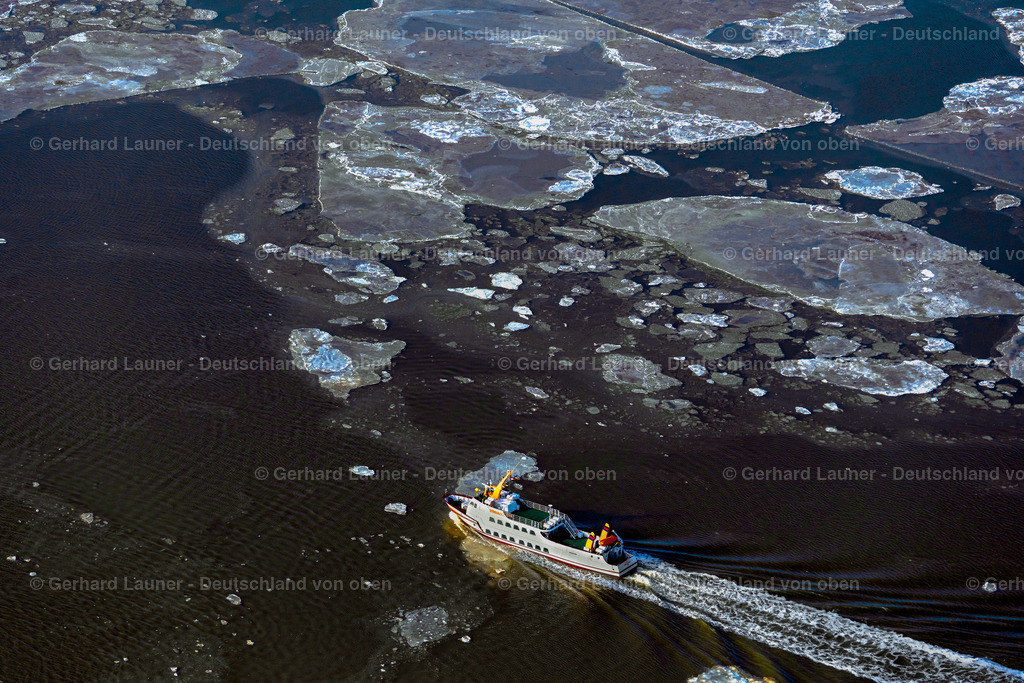 4044255 | JUIST 14.02.2021 Winterluftbild Fahrt eines Fähr- Schiffes " Frisia X " zwischen Treibeis- Schollen vor der Nordsee- Insel Juist im Bundesland Niedersachsen, Deutschland. Weiterführende Informationen bei: Reederei Norden-Frisia AG. // Winter aerial view Journey of a ferry ship "Frisia X" between floating ice floes in front of the North Sea island of Juist in the state of Lower Saxony, Germany. Further information at: Reederei Norden-Frisia AG. Foto: Gerhard Launer