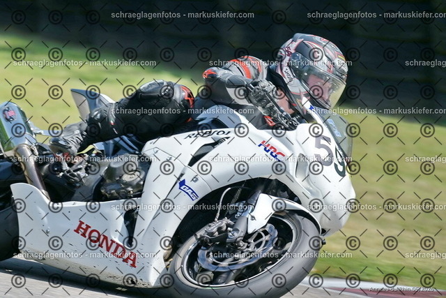 26BT02-1504 | markuskiefer.com - Realisiert mit Pictrs.com
