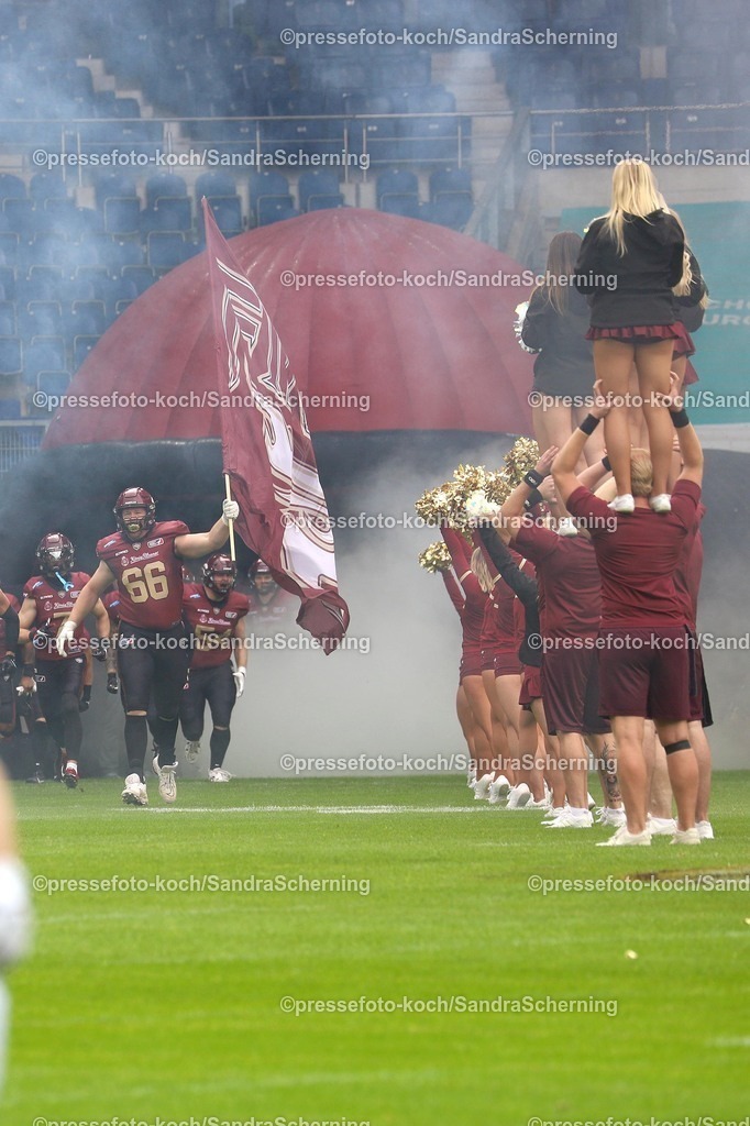 xSSC08062501002 | 08.06.2025, xsscx, American Footballl, Rhein Fire - Paris Musketeers, EFL, Schauinsland-Reisen-Arena, Saison 2025: Offensive Tackle Arnoud Holierhoek (66) von Rhein Fire beim Einlauf der Mannschaft vor dem Spiel