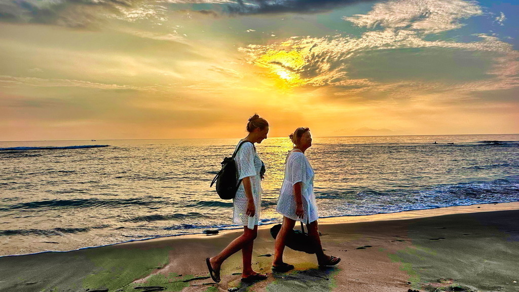Strandspaziergang bei Sonnenuntergang in ‎⁨Lombokas | Strandspaziergang bei Sonnenuntergang in ‎⁨Lombokas⁩, ⁨West-Nusa Tenggara⁩, ⁨Indonesien⁩ - Realisiert mit Pictrs.com