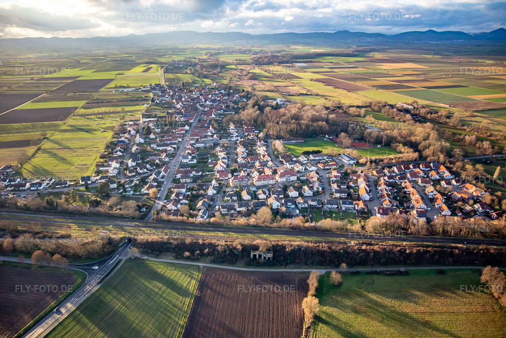 Luftbild: Hauptstraße B427 von Osten in Winden im Bundesland Rheinland-Pfalz in Deutschland. Foto: IMG_135787.jpg vom 03.01.2023 durch Werner Riehm/FLY-FOTO.de