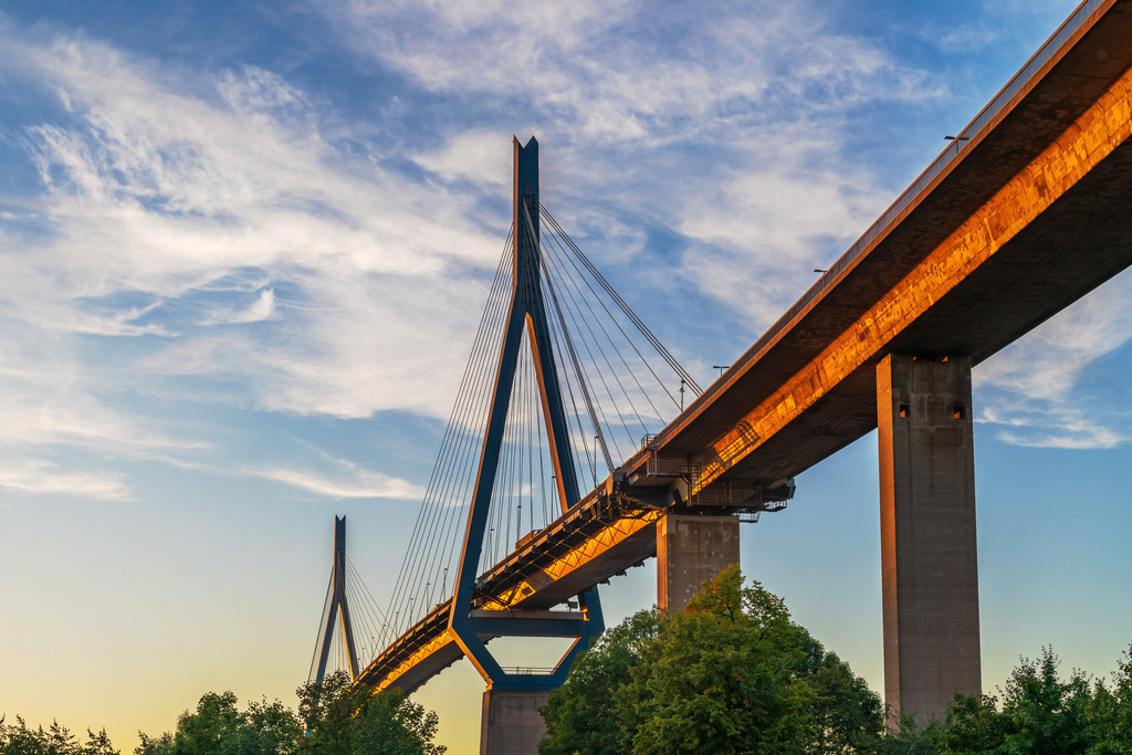 10240807 - Köhlbrandbrücke im Abendlicht | Blick auf die Köhlbrandbrücke, die das Licht der Abendsonne reflektiert.
