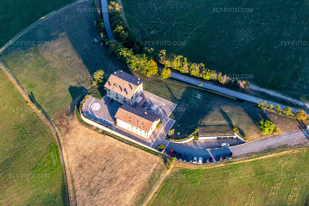 Aerial view: Comunità Sacerdotale Familiaris Consortio in the district Bicocca in Albinea in the state Reggio Emilia, Italy. – Photo: IMG_134717.jpg taken on 09/19/2022 by Werner Riehm/FLY-FOTO.com – Resolution of the original: 4363 x 2909 px – Movimento Familiaris Consortio - famiglie, sacerdoti e giovani insieme