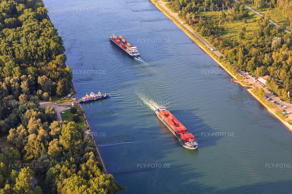 Luftbild: Rhein-Fähre Leimersheim wartet auf 2 Frachtschiffe auf dem Rhein in Leimersheim im Bundesland Rheinland-Pfalz in Deutschland. Foto: IMG_102445.jpg vom 24.08.2017 durch Werner Riehm/FLY-FOTO.de