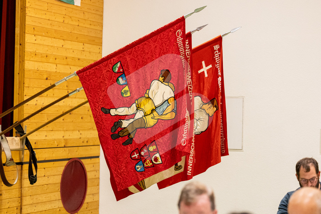 SKE100J_5019 | Die Schwinger des Schwyzer Kantonalen Schwingerverbandes: Fotos, die Dynamik und Leidenschaft festhalten, sowie emotionale Momente aus dem traditionellen Schwingsport zeigen. - Realisiert mit Pictrs.com