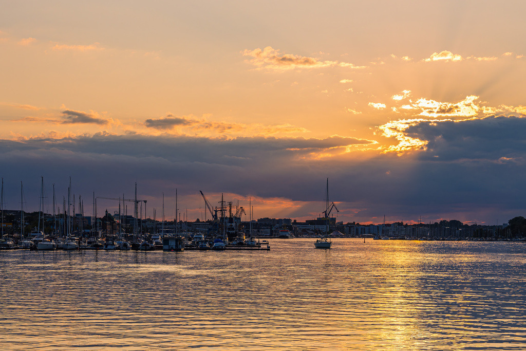Sonnenuntergang mit Segelbooten im Stadhafen von Rostock | Sonnenuntergang mit Segelbooten im Stadhafen von Rostock.