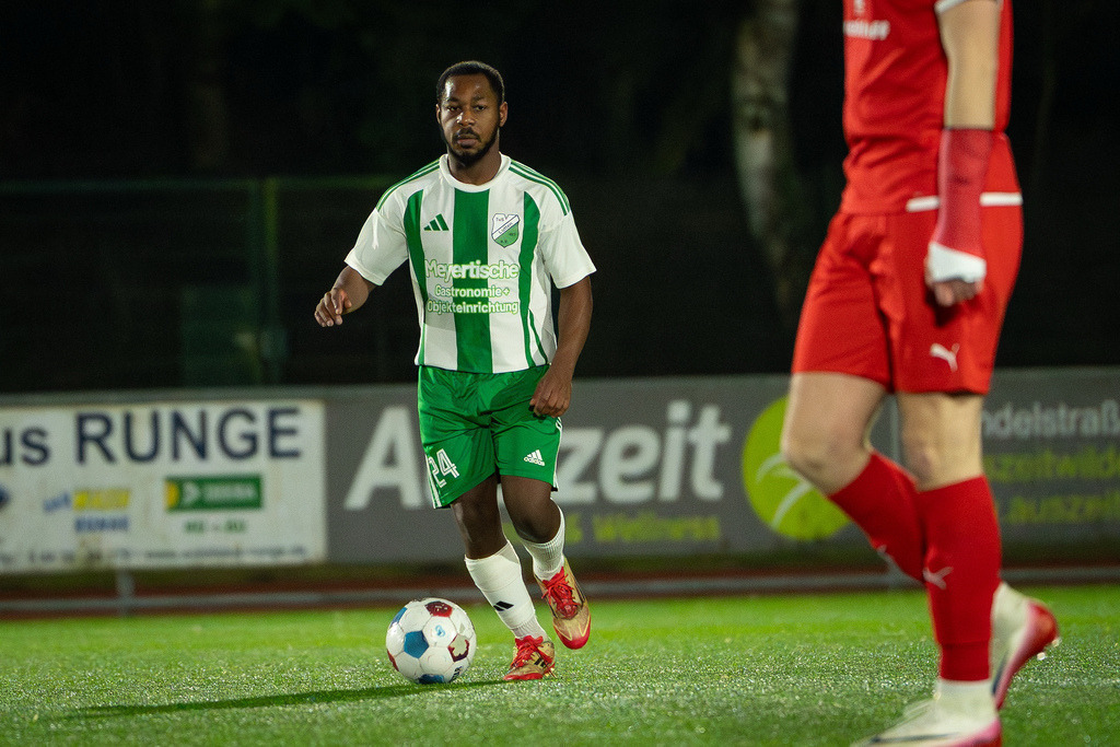 Fußball I Herren I Saison 2025-2026 I Freundschaftsspiel I TSV Grossenkneten - TuS Lutten I 0814 | Armel-Thomas Ashiagbor (24, TuS Lutten) - Realisiert mit Pictrs.com