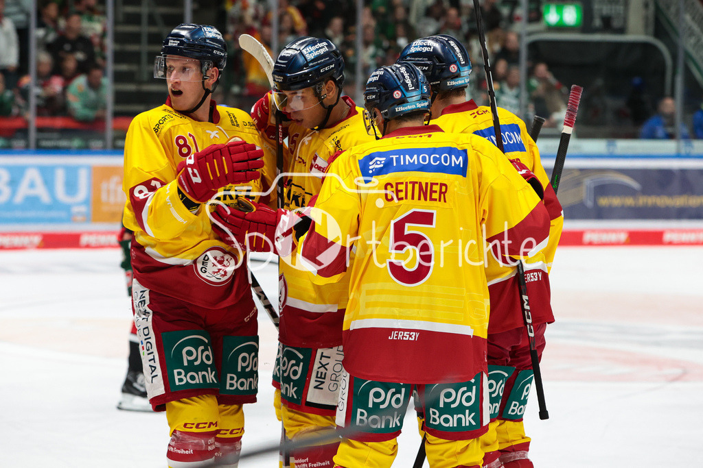 Augsburger Panther - Duesseldorfer EG | Die Gaeste jubeln nach dem Treffer zum 0-1 durch Stephen MACAULAY (DEG #81)