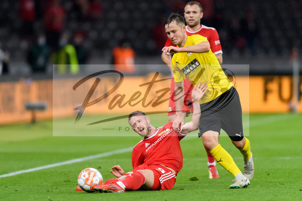 FCUKUO20210826_147 | Fussball, Herren: Janis Ikaunieks (Kuopion PS) und Cedric Teuchert (1.FC Union Berlin) im Zweikampf beim Spiel der UEFA Conference League zwischen 1. FC Union Berlin und Kuopion PS im Olympiastadion am 26.08.2021 in Berlin, Deutschland. - Realisiert mit Pictrs.com
