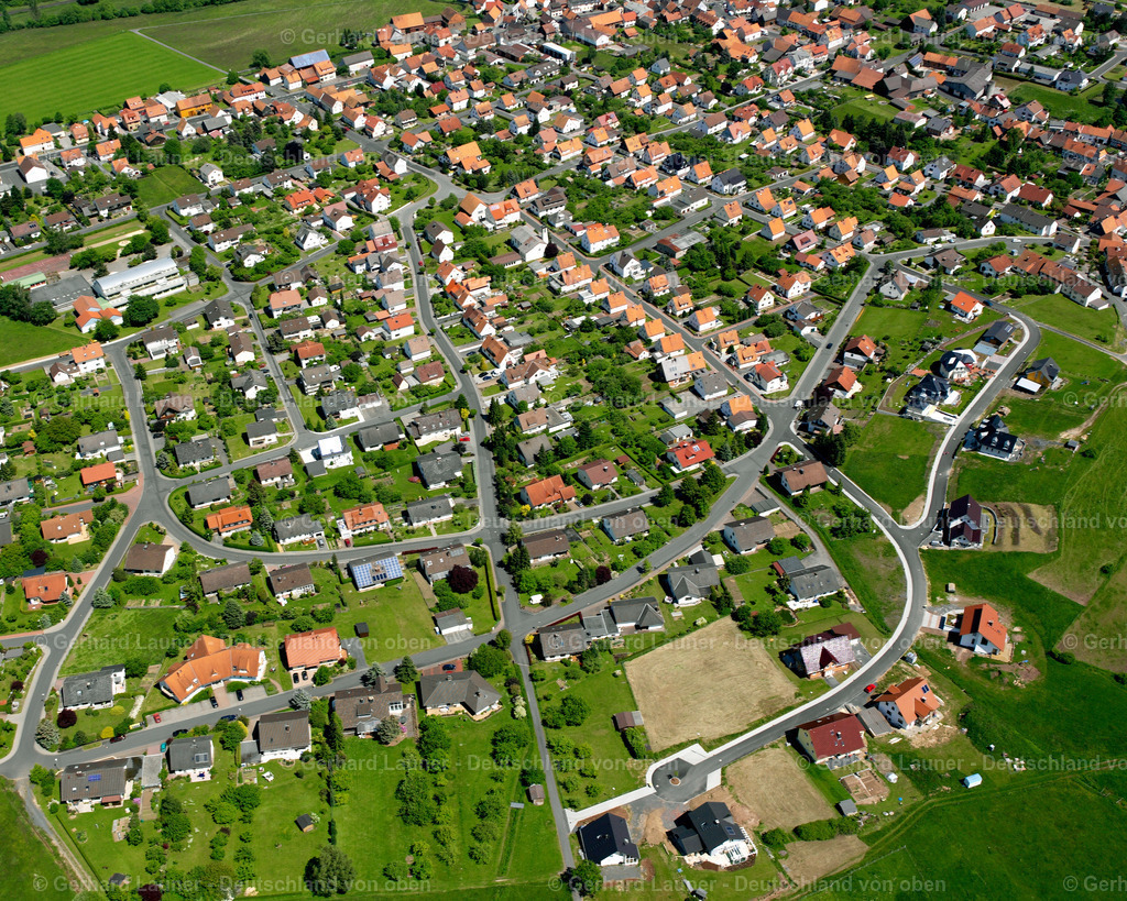 2615737 | ANGERSBACH 09.06.2006 Wohngebiet einer Einfamilienhaus- Siedlung  in Angersbach im Bundesland Hessen, Deutschland // Single-family residential area of settlement  in Angersbach in the state Hesse, Germany Foto: Gerhard Launer