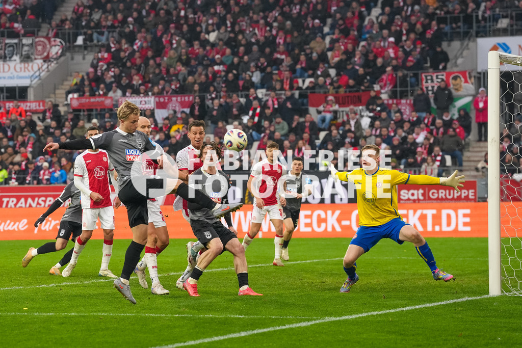 GER Rot-Weiss Essen vs. SSV Ulm, Fussball, 3. Liga, Spieltag 19, Saison 2025/2026, 20.12.2025 | GER Rot-Weiss Essen vs. SSV Ulm, Fussball, 3. Liga, Spieltag 19, Saison 2025/2026, 20.12.2025Foto: Fabian Friese - Realisiert mit Pictrs.com