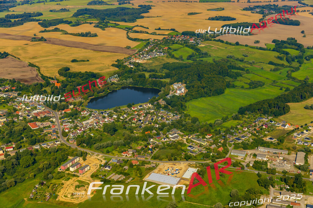Neue Luftbildaufnahme der Stadt Satow - Das Luftbild wurde 2025 vom UL-Flugzeug heraus erstellt ( keine Drohnenaufnahme ) - Hochauflösende Luftaufnahme - für Wandbilder und großformatige Ausdrucke geeignet. Das besondere Geschenk!Hier alle&nbsp;Infos zur Lizenzierung der LuftaufnahmeWir fliegen auch dieses Jahr wieder in Ihre Region um Luftbilder zu erstellen.- Luftbild anfragen