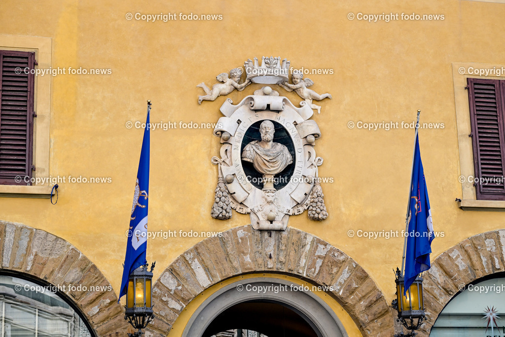 Italien_ Toscana_ Florenz_ 30.05.2024-43 | 30.05.2024, Italien, ITA, Toskana, Florenz im Bild Stadtansichten, Gebäude, Architektur, Touristen, Historisch, Souvenir, Altstadt, Museum, Statuen, Skulpturen, Piazza della Signoria, Statue David, Palazzo Vecchio, Neptunbrunnen, Piazza della Repubblica, Ponte Vecchio, Brücke, Uffizien, Kathedrale Santa Maria del Fiore, Arno, Fluß


Florenz, Firenze, ist eine italienische Großstadt. Nach Einwohnern ist sie die achtgrößte Stadt Italiens. Florenz ist die Hauptstadt sowie größte Stadt der Region Toskana und der Metropolitanstadt Florenz, in der etwa eine Million Menschen leben. Florenz ist für seine Geschichte berühmt. Leonardo da Vinci verbrachte große Teile seiner Jugend in Florenz, Michelangelo fand Unterschlupf in der Kirche der Medici, Galileo Galilei wohnte als Hofmathematiker in den Palästen der Medici. Von 1865 bis 1871 war die Stadt die Hauptstadt des neu gegründeten Königreichs Italien. Das historische Zentrum von Florenz zieht Jahr für Jahr Millionen von Touristen an. Die historische Innenstadt wurde von der UNESCO im Jahre 1982 zum Weltkulturerbe erklärt. 
Quelle: Wikipedia
