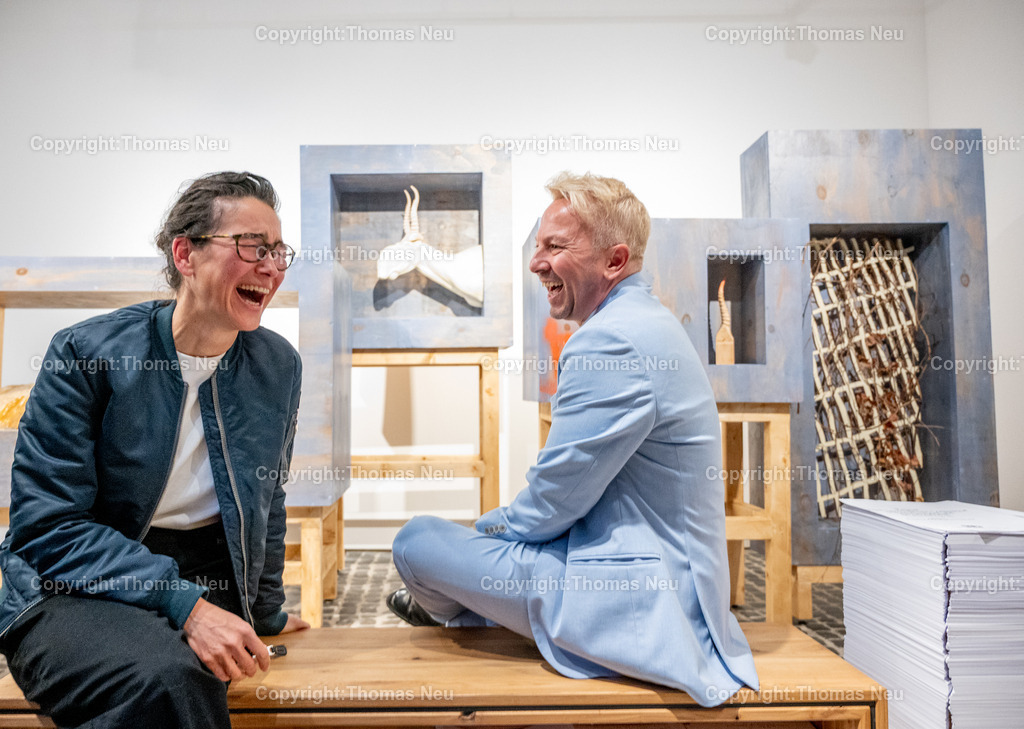 Museum-Bensheim-Ausstellung-Tipping-Points-Fotografie-Thomas-Neu-13 | bbe, Museum bensheim, Das Ausstellungsprojekt Tipping Points -Studierende der Hochschule für Gestaltung Offenbach ,,Das Projekt wurde im Lehrgebiet Zeichnung (Nadine Fecht) initiiert und in Kooperation mit dem Museum Bensheim sowie lehrgebietsübergreifend mit dem Kommunikationsdesign realisiert., hier mit Museumsleiter Dr. Jan Christoph Breitwieser, .,Bild: THomas Neu