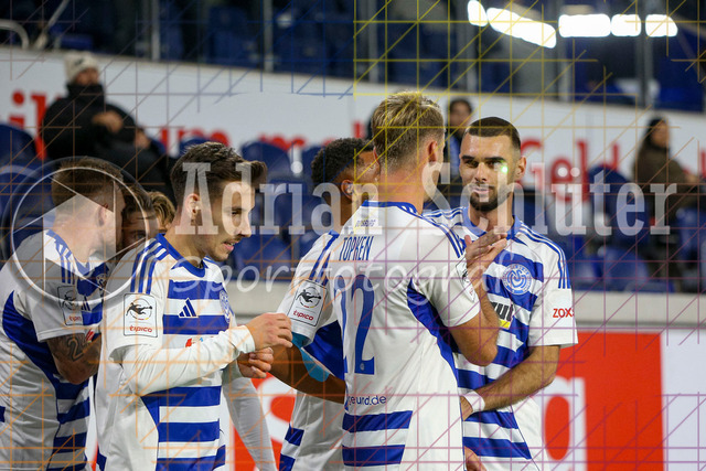 MSV Duisburg vs FC Hansa Rostock - 3. Liga | Duisburg, Deutschland, 03.10.25:   Rasim Bulic (MSV Duisburg) wird mit einem Laserpointer geblendetwaehrend des Spiels der 3. Liga MSV Duisburg vs FC Hansa Rostock in der schauinsland-reisen-arena(Foto von Brauer-Fotoagentur / Adrian Schlueter)