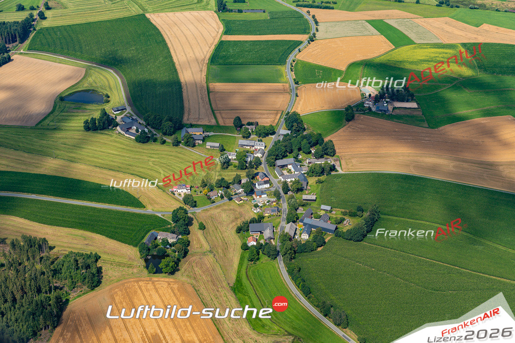 Die Luftaufnahme Ottengrün - Helmbrechts wurde 2021 mittels Flugzeug (keine Drohne) erstellt. Hohe Auflösung -für große Poster und Wandbilder geeignet!