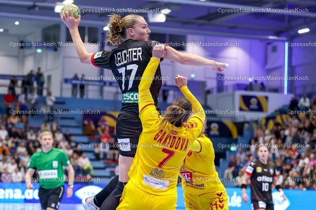 DHB16102501046 | 16.10.2025, Handball, EHF Frauen Länderpiel, EM Qualifikation 2026, Deutschland - Nordmazedonien, Schwalbe-Arena in Gummersbach:  Viola Charlotte LEUCHTER (GER #77) wirft den Ball über die Abwehr von  Ivana GAKIDOVA (MKD #07) und  Andrea SEDLOSKA (MKD #31) 