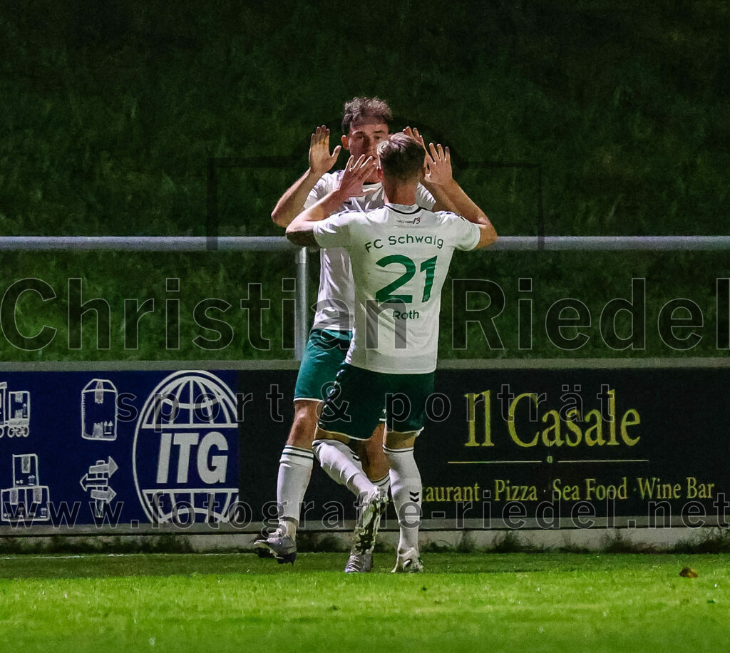 2023-10-13_043_FC_Schwaig_gegen_TSV_Ampfing | Oberding, Deutschland, 13.10.2023:
Fußball, Landesliga Südost 2023 / 2024, 16. Spieltag, FC Schwaig gegen TSV Ampfing, Endergebnis: 3:2

Jubel nach dem 1:0 durch Simon Georgakos (FC Schwaig, #26)
Simon Georgakos (FC Schwaig, #26), Leon Roth (FC Schwaig, #21)

Foto: Christian Riedel / fotografie-riedel.net