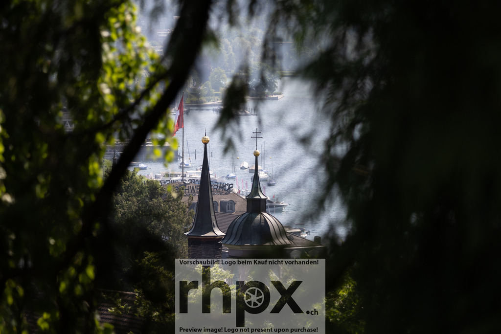 Hotel Schweizerhof durch Baumkronen | <p><strong>Fokus. Tiefe. Tradition.</strong></p><p>Ein ungewöhnlicher Blickwinkel auf die markanten Türme des Hotels Schweizerhof, sanft eingerahmt von dichtem Blattwerk. Das Spiel aus Licht und Schatten verleiht der Szenerie am Vierwaldstättersee eine beinahe geheimnisvolle, friedliche Atmosphäre.</p><p>Wähle unter "Produktauswahl" dein Wunschformat: Vom klassischen Wandbild über Puzzle & Tassen bis zum digitalen Download (z.B. als Handy-Hintergrund).</p><br> - Realisiert mit Pictrs.com