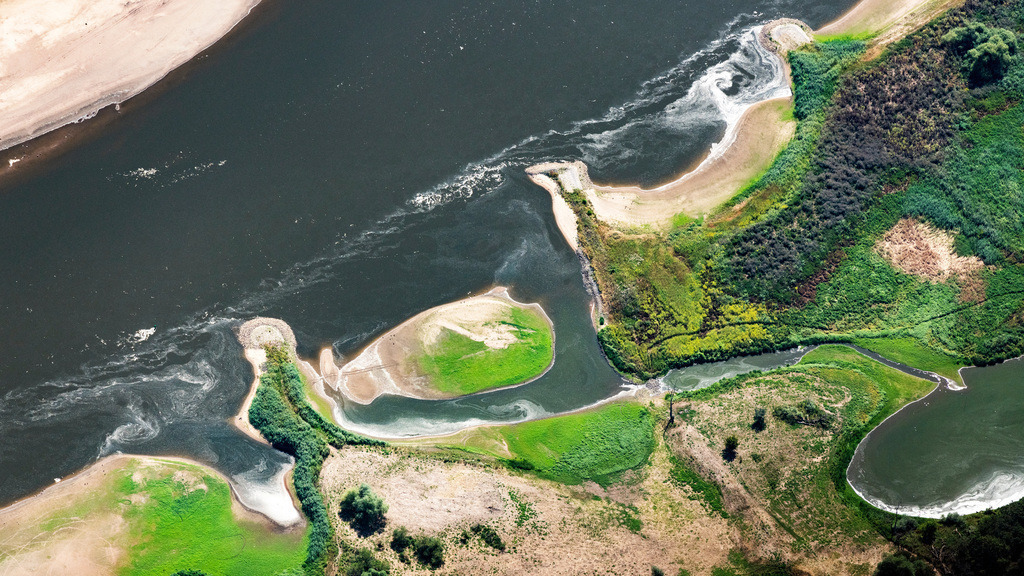 dr__0030247.jpg | TANGERMüNDE 24.07.2019 Sand- Aufspülungen und Ablagerungen an der Buhnen- Landschaft der Uferbereiche der Elbe des Niedrigwasser- Pegels- Flussverlaufes in Tangermünde im Bundesland Sachsen-Anhalt, Deutschland. // Groyne head of the of the River Elbe river course in Tangermuende in the state Saxony-Anhalt, Germany. Foto: Daniel Reiter