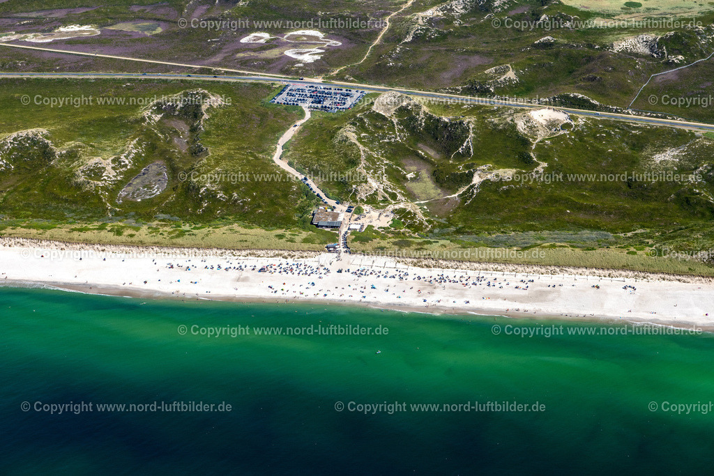 Sylt_Rantum_Sansibar_ELS_0315130822 | SYLT 13.08.2022 SansibarTische und Sitzbänke der Freiluft- Gaststätten am Weststrand im Ortsteil Rantum (Sylt) in Sylt im Bundesland Schleswig-Holstein, Deutschland. Weiterführende Informationen bei: Weinhandel Sansibar. // Sansibar Tables and benches of open-air restaurants on Weststrand in the district Rantum (Sylt) in Sylt in the state Schleswig-Holstein, Germany. Further information at: Weinhandel Sansibar. Foto: Martin Elsen