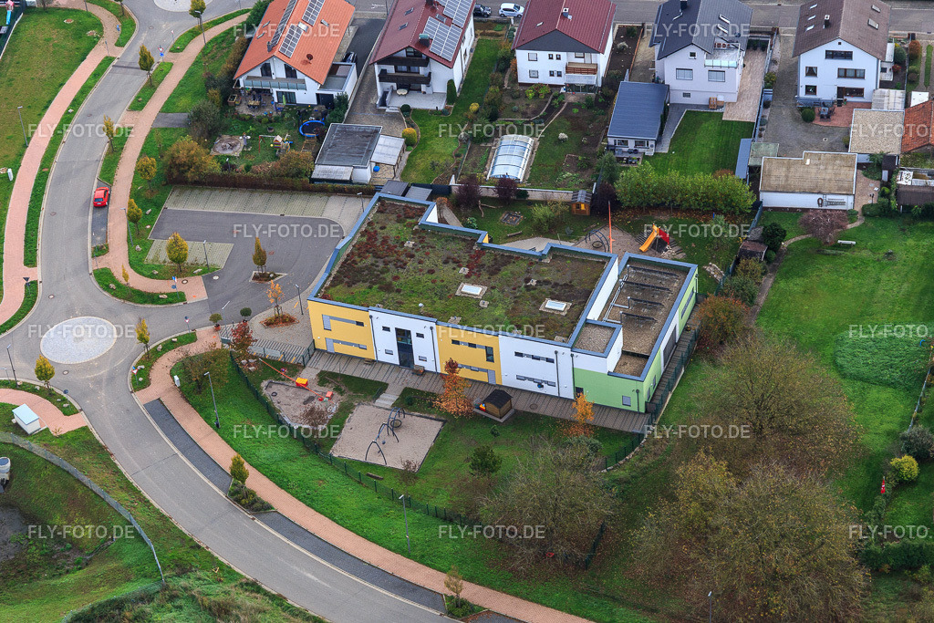 KITA Die Entdecker am Höhenweg | Luftbild: KITA Die Entdecker am Höhenweg in Kandel im Bundesland Rheinland-Pfalz in Deutschland. Foto: IMG_135177.jpg vom 06.11.2022 durch Werner Riehm/FLY-FOTO.de - Realisiert mit Pictrs.com