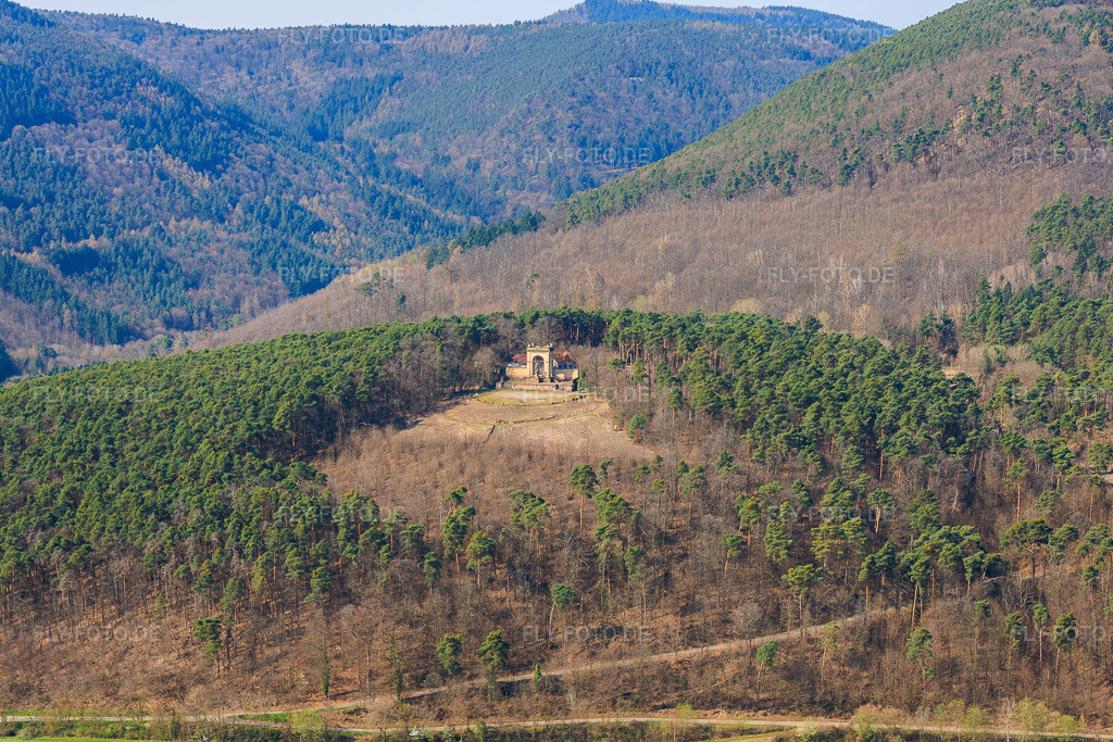 Luftbild: Freigeräumte Plattform vor dem renovierten Sieges- und Friedensdenkmal in Edenkoben im Bundesland Rheinland-Pfalz in Deutschland. Foto: IMG_153715.jpg vom 23.03.2026 durch Werner Riehm/FLY-FOTO.deAuflösung des Originals: 5599 x 3733 pxWaldgaststätte Friedensdenkmal Edenkoben