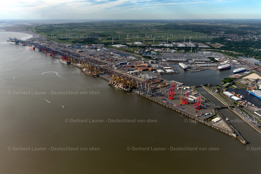 4030461 | BREMERHAVEN 01.06.2020 Hafenanlagen und Terminals mit Lagerhallen und Speditions und Logistikunternehmen im Stadtbremischen Überseehafen in Bremerhaven im Bundesland Bremen. Weiterführende Informationen bei: Stadt Bremerhaven. // Docks and terminals with warehouses and freight forwarding and logistics companies by the mouth of the Weser in Bremerhaven in the state Bremen. Further information at: Stadt Bremerhaven. Foto: Gerhard Launer