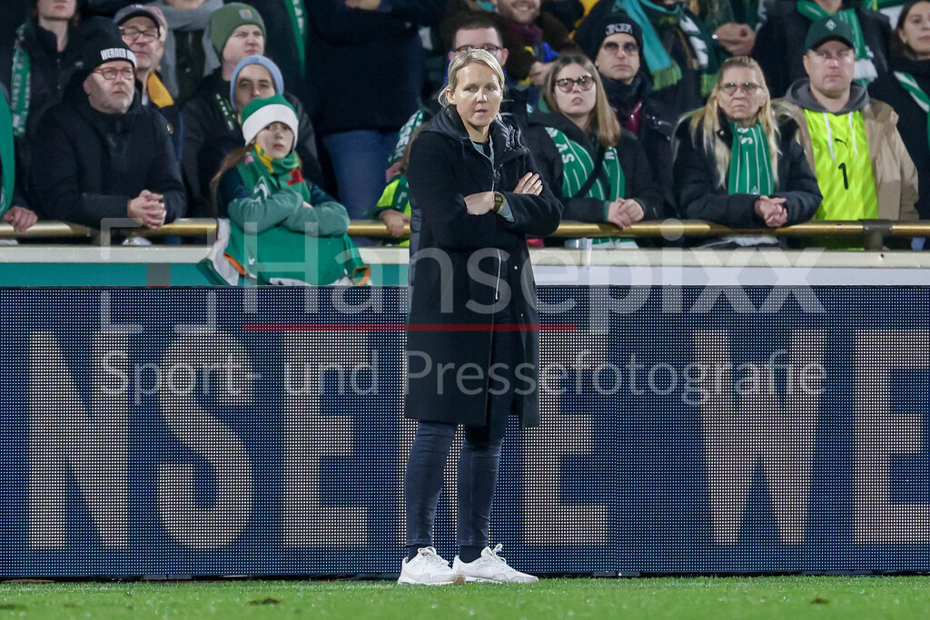 Fussball, Google Pixel Frauen-Bundesliga, SV Werder Bremen - RB Leipzig | Friederike Kromp (Fritzy Kromp, Trainerin, Cheftrainerin, SV Werder Bremen), DIE DFB-RICHTLINIEN UNTERSAGEN JEGLICHE NUTZUNG VON FOTOS ALS SEQUENZBILDER UND/ODER VIDEOÄHNLICHE FOTOSTRECKEN. DFB REGULATIONS PROHIBIT ANY USE OF PHOTOGRAPHS AS IMAGE SEQUENCES AND/OR QUASI-VIDEO.