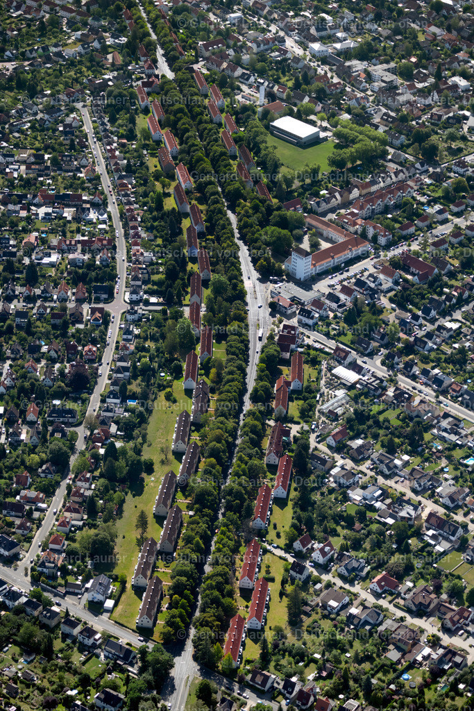 4035161 | BRAUNSCHWEIG 31.07.2020 Wohngebiet einer Mehrfamilienhaussiedlung an der Saarstraße im Ortsteil Lehndorf-Watenbüttel in Braunschweig im Bundesland Niedersachsen, Deutschland. // Residential area of a multi-family house settlement on street Saarstrasse in the district Lehndorf-Watenbuettel in Brunswick in the state Lower Saxony, Germany. Foto: Gerhard Launer