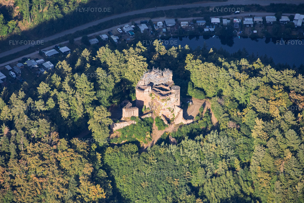 Luftbild: Für Renovierung eingerüstetet Burgruine Neudahn über dem Neudahner Weiher in Dahn im Bundesland Rheinland-Pfalz in Deutschland. – Foto: IMG_158704.jpg vom 14.08.2026 durch Werner Riehm/FLY-FOTO.de – Auflösung des Originals: 5541 x 3694 px – Burgruine Neudahn – am Campingplatz Neudahner Weiher!