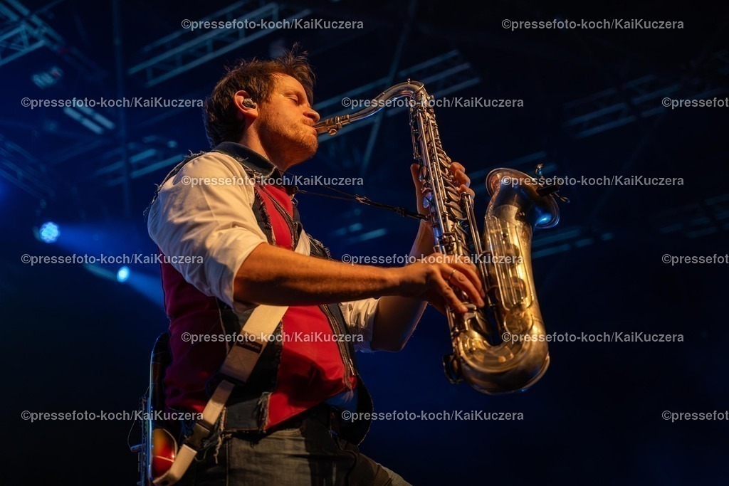 KKU25012501059 | 25.01.2025, xkkux, Düsseldorf, Karnevalsveranstaltung - Die Lachende in der Mitsubishi Electric HALLE. Die band Rabaue performt bei ihrem Auftritt. Im Bild Christian Barth