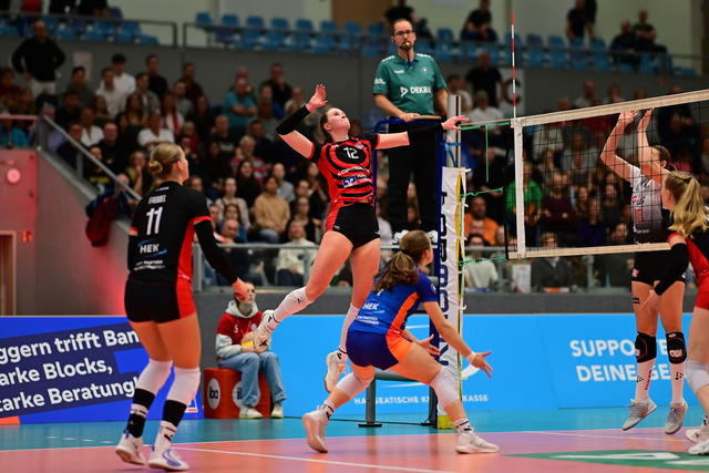 Volleyball I Frauen I Saison 2025-2026 I Bundesliga I 5. Spieltag I ETV Hamburger Volksbank Volleys - Dresdner SC I 09271 | Hannah Ammerman (12, ETV Hamburger Volksbank Volleys) springt - Realisiert mit Pictrs.com