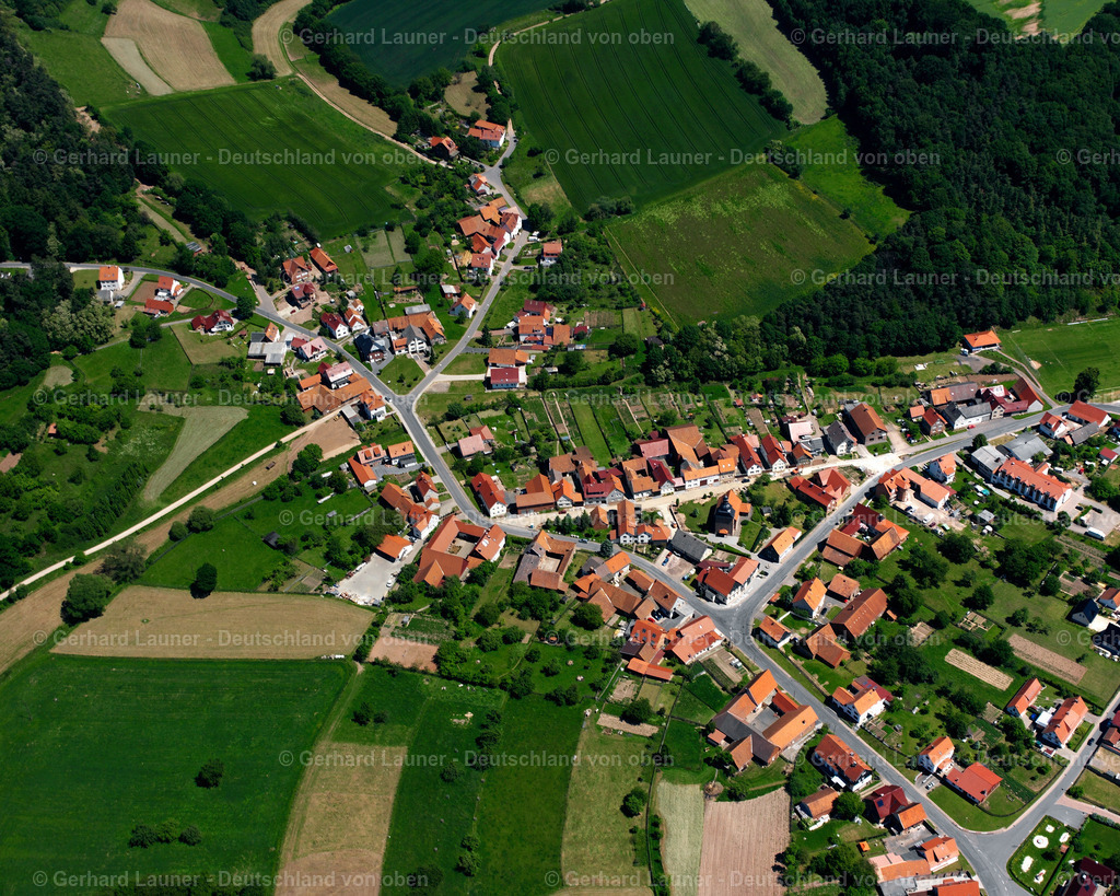 2634232 | NEUENDORF 09.06.2006 Stadtansicht vom Stadtrand angrenzend an landwirtschaftliche Feldern  in Neuendorf im Bundesland Thüringen, Deutschland // City view from the outskirts with adjacent agricultural fields  in Neuendorf in the state Thuringia, Germany Foto: Gerhard Launer
