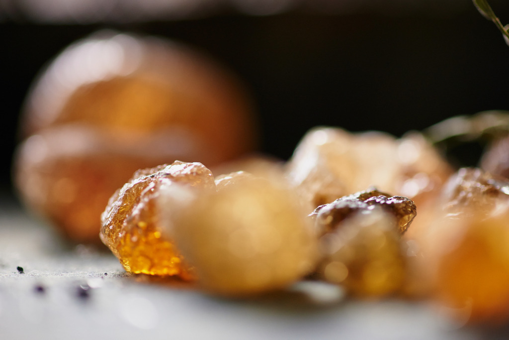 Gummi arabicum | Steinberg, Austria - September 25, 2013: Original Indigo Blaudruck Koo in Burgenland; Nahaufnahme von Gummi arabicum. - Realisiert mit Pictrs.com