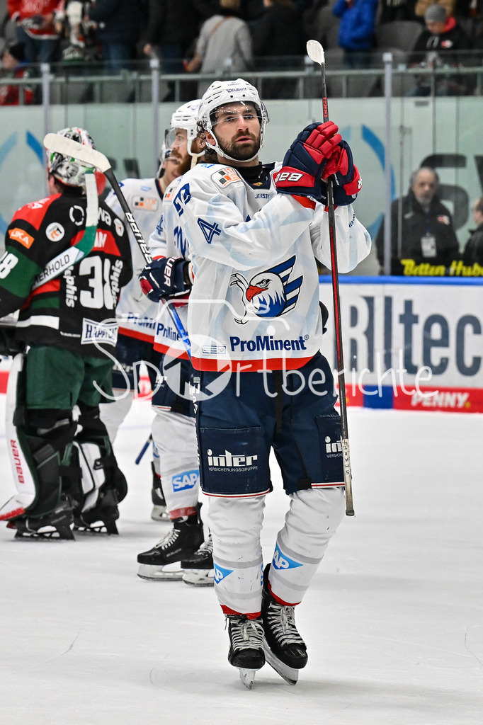 Augsburger Panther - Adler Mannheim | Die Mannheimer Adler bedanken sichb ei den mitgereisten Fans nach dem Sieg in Augsburg / DEL: Augsburger Panther - Adler Mannheim, Curt Frenzel Stadion am 26.12.2024 / Nick CICEK (Adler Mannheim 4)