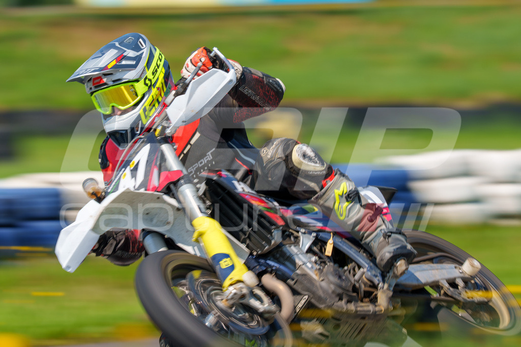 G-Cup + Supermoto Staatsmeisterschaft + Hungarian Supermoto Championship | GRIPcapture steht für authentische Sportfotografie in Österreich – für Momente, die mehr sind als Geschwindigkeit oder Ergebnis. Es geht um Emotion, Spannung, Fokus und den Augenblick, der oft nur einen Wimpernschlag dauert.Ob Motorsport, Teamsport oder 
