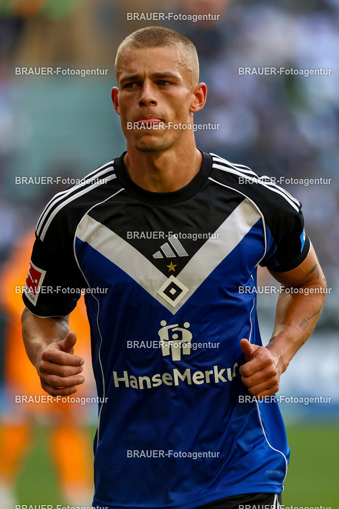 Borussia Mönchengladbach vs Hamburger SV - Bundesliga  | Mönchengladbach, Deutschland, 24.08.25:   Miro Muheim (Hamburger SV) schaut waehrend des Spiels der Bundesliga zwischen Borussia Mönchengladbach vs Hamburger SV im Stadion im Borussia Park(Foto von Brauer-Fotoagentur / Adrian Schlueter)