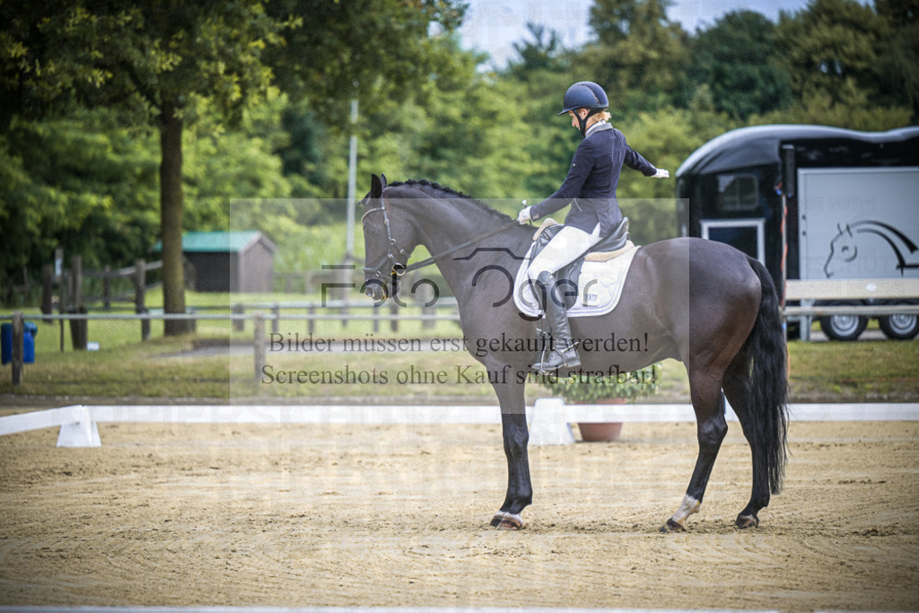 DOS_6207 | Entdecke hochwertige Reitturnierfotos von Foto Oger. Professionell, emotional und authentisch – jetzt Lieblingsmomente im Shop bestellen.Deutschlandweite Turnierfotografie. - Realisiert mit Pictrs.com