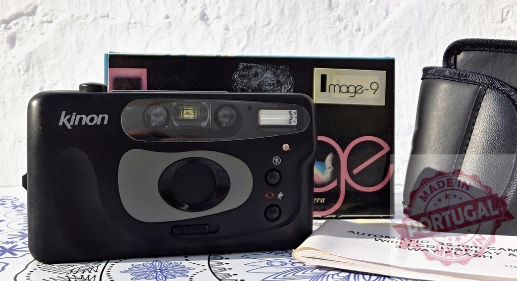 Kinon Image-9 35mm point and shoot film camera | Kinon Image-9 35mm film camera with original box, manual, and case on a patterned surface - Realisiert mit Pictrs.com