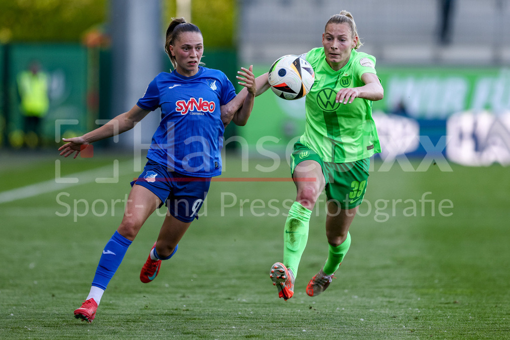 Fussball, Google Pixel Frauen-Bundesliga, VfL Wolfsburg - TSG 1899 Hoffenheim | v.li.: Jill Janssens (TSG 1899 Hoffenheim, 9) und Sarai Linder (VfL Wolfsburg, 39) im Zweikampf, Duell, Dynamik, Aktion, Action, Spielszene, DIE DFB-RICHTLINIEN UNTERSAGEN JEGLICHE NUTZUNG VON FOTOS ALS SEQUENZBILDER UND/ODER VIDEOÄHNLICHE FOTOSTRECKEN. DFB REGULATIONS PROHIBIT ANY USE OF PHOTOGRAPHS AS IMAGE SEQUENCES AND/OR QUASI-VIDEO.