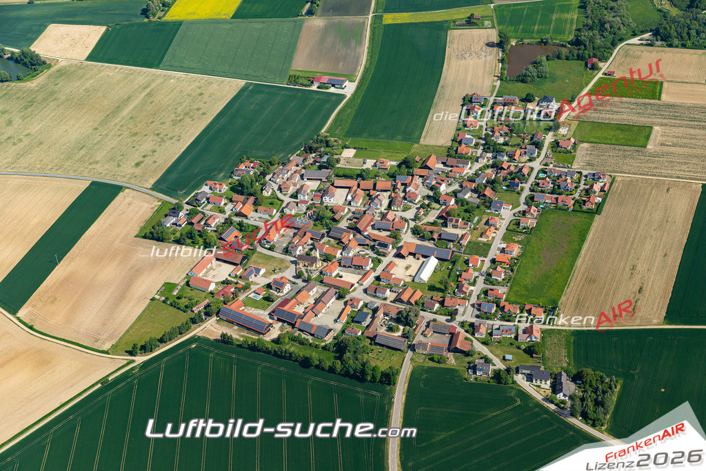Die Luftaufnahme Dengling - Mötzing wurde 2021 mittels Flugzeug (keine Drohne) erstellt. Hohe Auflösung -für große Poster und Wandbilder geeignet!