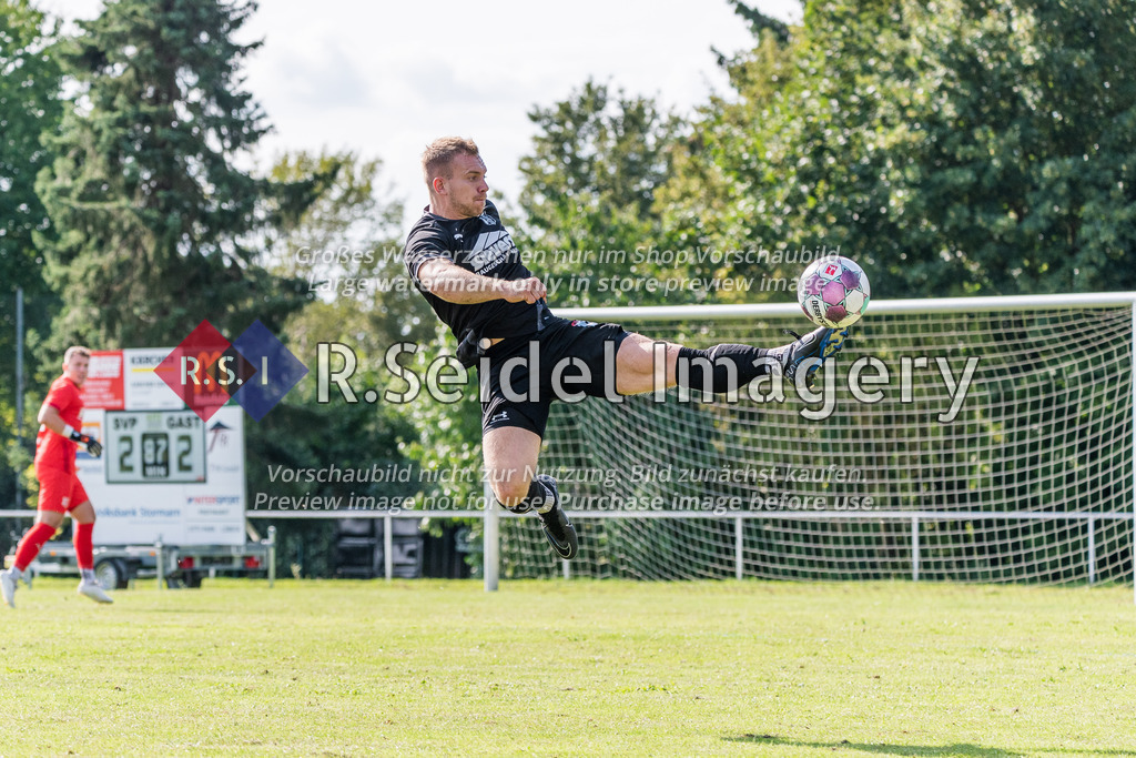 RS-1-002745 | Tim Vogel (#5, Reinfeld) nimmt den Ball hoch an mit ausgestrecktem Bein